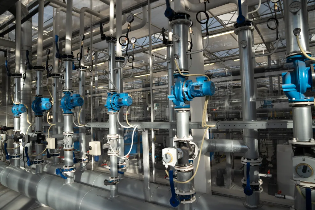 Système de recirculation avec pompes, conduites et vannes dans une serre professionnelle