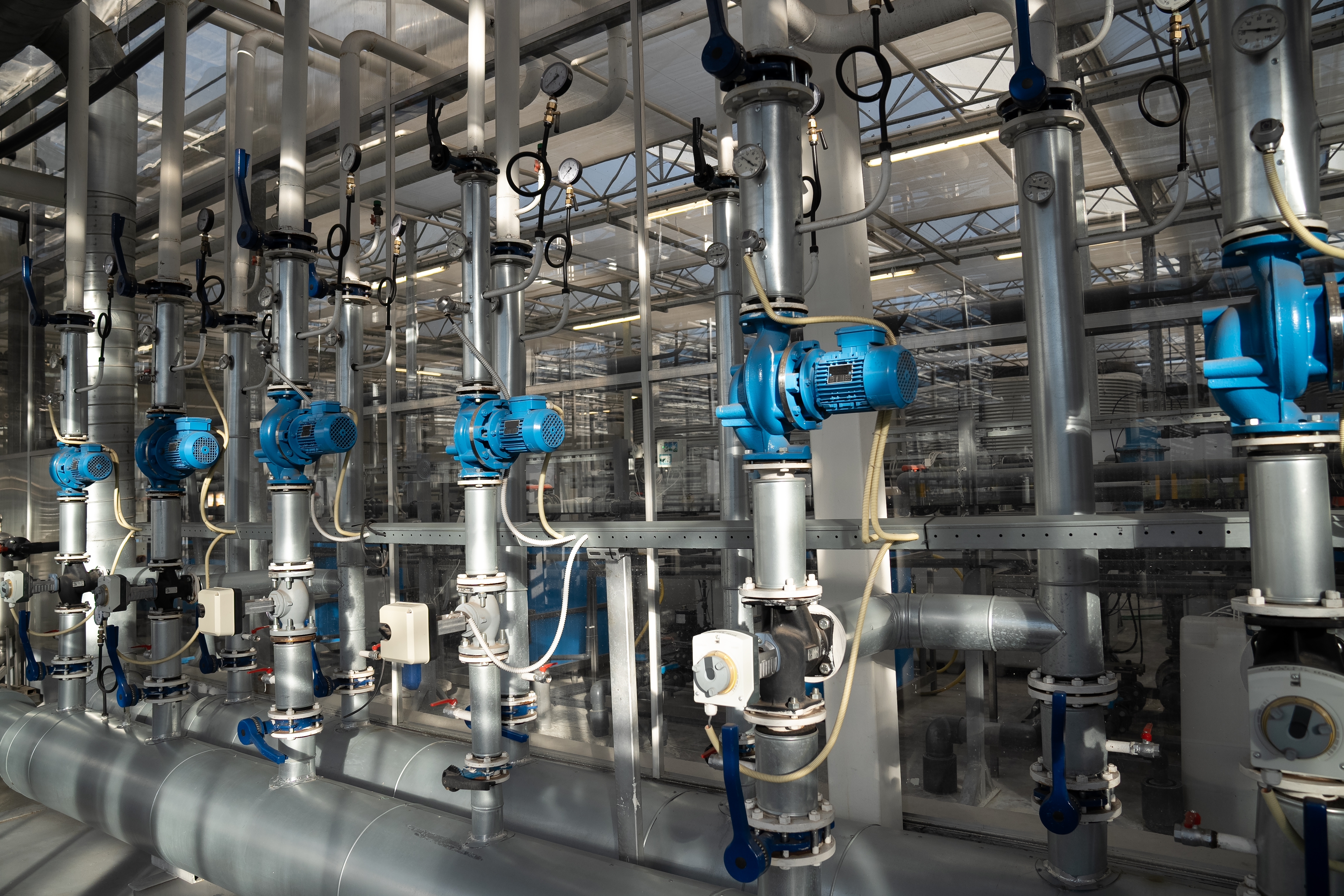 Recirculation system with pumps, pipes and valves in a professional greenhouse
