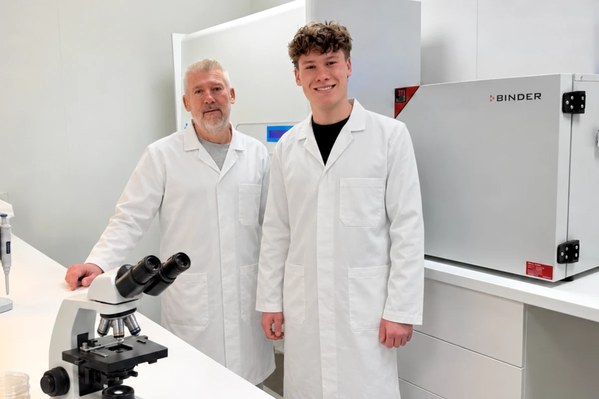 Marco et Jelle Breekweg dans le laboratoire de MICROBAC