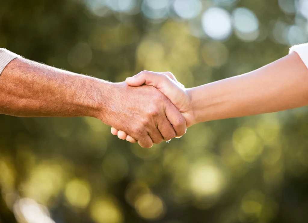 Apretón de manos entre dos personas como símbolo de colaboración
